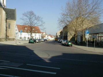 Die Schulstrasse in Blickrichtung Schkeuditzer